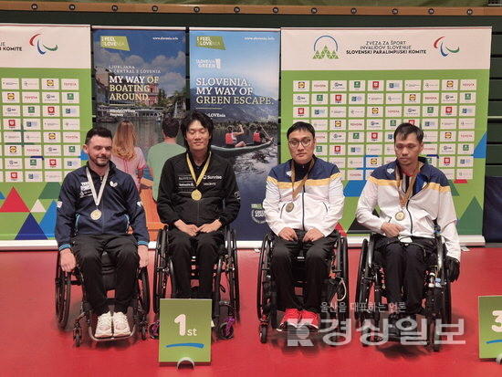 ▲ 2024 슬로베니아 오픈 대회 남자 Class1에서 금메달을 획득한 울산시장애인체육회 김현욱(왼쪽에서 두번째)이 다른 수상자들과 함께 기념 촬영에 임하는 모습.