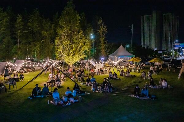 2024 춘천영화제 총 14팀의 ‘봄봄 라이브’ 공연 ... 여러 색깔의 음악들이 야외 버스킹 공연으로 펼쳐