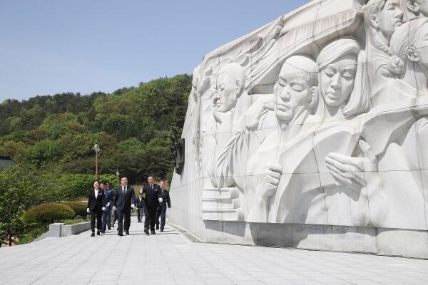 제64주년 4·19혁명 기념일 홍남표 창원시장 3·15민주묘지 참배 - 경남데일리