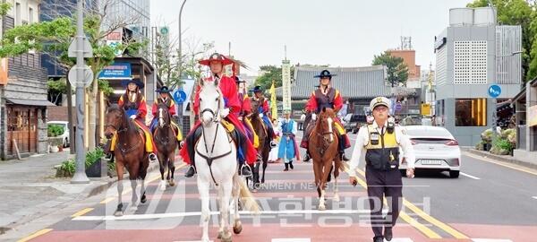 자치경찰기마대, 전통복 입고 수문장 교대의식 재현