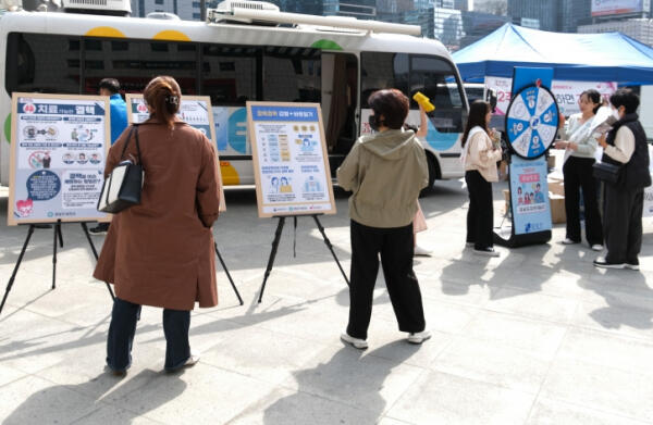 강남구, 양재천에서 '결핵 예방의 날' 캠페인 실시