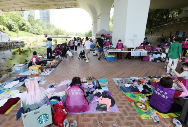 강남구, 주민 3천명 함께하는 양재천 돗자리 자원봉사 축제