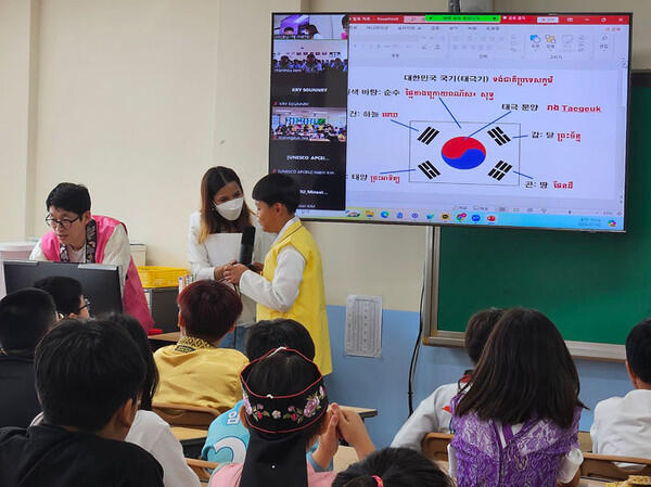 "국경 넘어 마음을 잇다" 인화초-캄보디아 국제교류 수업 개최