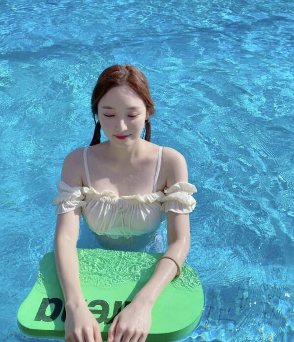 김세연 아나운서, 푸른 수영장에서 여유로운 휴가 모습 공개