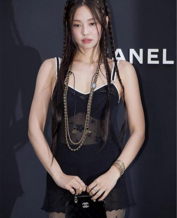 블랙핑크 제니, 민소매 시스루 입고 은은한 섹시미로 '코코 크러쉬' 매력 발산