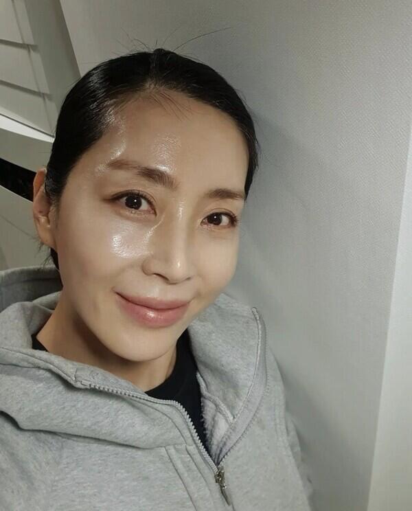 송윤아, 50세 나이에도 빛나는 투명 피부 자랑...여신 비주얼로 팬 감탄