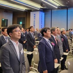 사학연금 50주년 기념식에서 국민의례하는 전직 이사장들