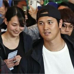 MLB 스타 오타니 쇼헤이, 아내 다나카 마미코와 함께 한국 입국