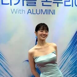 박규영, 연세대 축제 진행하며 싱그러운 매력 발산! 파란 드레스와 머리 장식으로 완벽한 코디