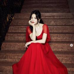 송혜교, 이탈리아 베니스에서 붉은 드레스 입고 여신 미모 발산