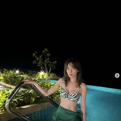 산다라박, 초록 비키니 입고 한밤중 수영장에서 과감한 볼륨 몸매 과시