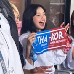 블랙핑크 리사, 한국-태국 경기서 '탕평' 응원…긍정적 메시지 전달
