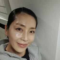 송윤아, 50세 나이에도 빛나는 투명 피부 자랑...여신 비주얼로 팬 감탄