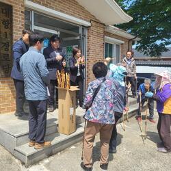밀양시시설관리공단, 가정의 달 장수기원 지팡이 기증 행사