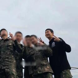 방탄소년단 RM, 군악대 전우들과 화기애애한 사진 공개