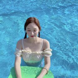 김세연 아나운서, 푸른 수영장에서 여유로운 휴가 모습 공개