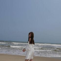 소녀시대 티파니, 해변에서 힐링 일상…늘씬한 각선미 과시