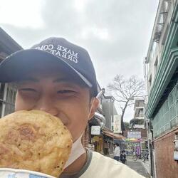 방탄소년단 RM, 군 휴가 근황 공개…호떡 먹고 산책하며 여유로운 모습
