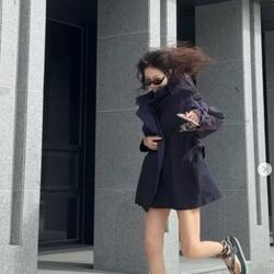 이지아, 젓가락 각선미가 압도적인 네이비 컬러 팬츠리스 패션 공개