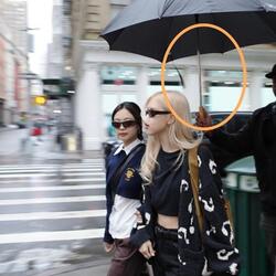 블랙핑크 로제·제니, 뉴욕 거리에서 우산 든 경호원 동반…'갑론을박'