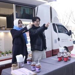 엘레나 모델 소이현, 유한양행 임직원 위한 커피차행사 진행