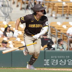 김하성, 시범경기서 첫 투런 홈런, 이정후는 4연속 안타·첫 도루 까지