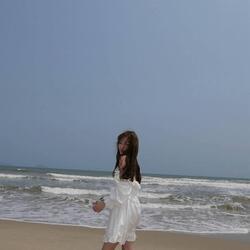소녀시대 티파니, 해변에서 늘씬한 각선미 과시…여유로운 일상 공개