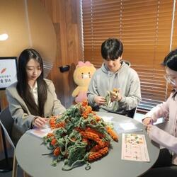 카카오게임즈 '유기견 장난감 만들기' 봉사활동